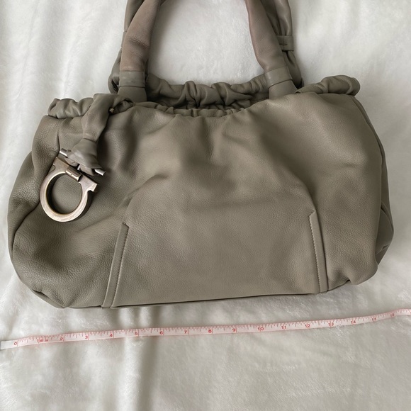 Salvatore Ferragamo handbag gorgeous. Taupe color - Picture 6 of 13
